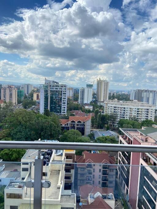 Elegant 1 Bed Near Yaya Centre With Gym *