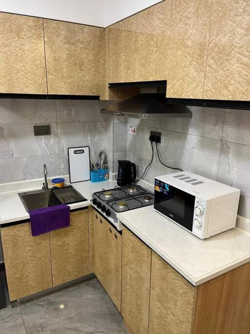Elegant 1 Bed Near Yaya Centre With Gym अपार्टमेंट